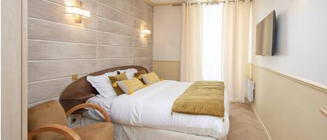 2 bedrooms, iron/ironing board, travel crib, internet