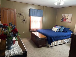 1 soverom, skrivebord, strykejern/-brett og wi-fi (inkludert)