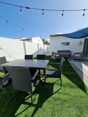Outdoor dining - Exceptional 2 bed 2 bath home near best beaches (Noord)
