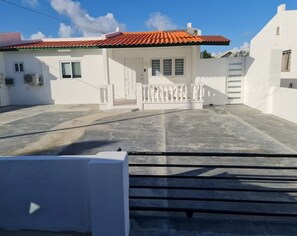 Exterior - Exceptional 2 bed 2 bath home near best beaches (Noord)