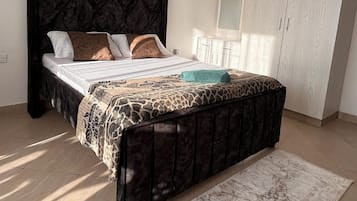 1 habitación, tabla de planchar con plancha, wifi y ropa de cama