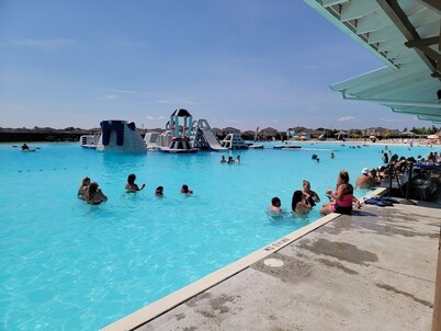 Emerald Coast - 3 Mins to Beach !! FREE Parking, Luxury KING Beds, Office Space