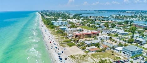 بالقرب من الشاطئ