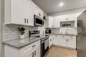 Kühlschrank, Mikrowelle, Herdplatte, Geschirrspüler