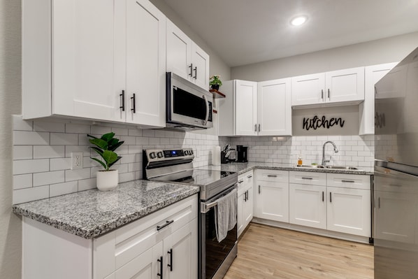 Kühlschrank, Mikrowelle, Herdplatte, Geschirrspüler