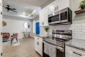 Kühlschrank, Mikrowelle, Herdplatte, Geschirrspüler