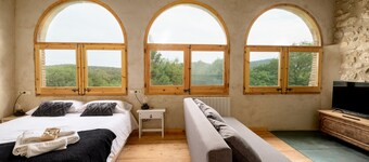 Fantástica Masía Rodeada de más de 10.000 m2 de Jardín con una Preciosa Piscina