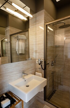 Douche, douche hydromassante, chaussons, serviettes fournies