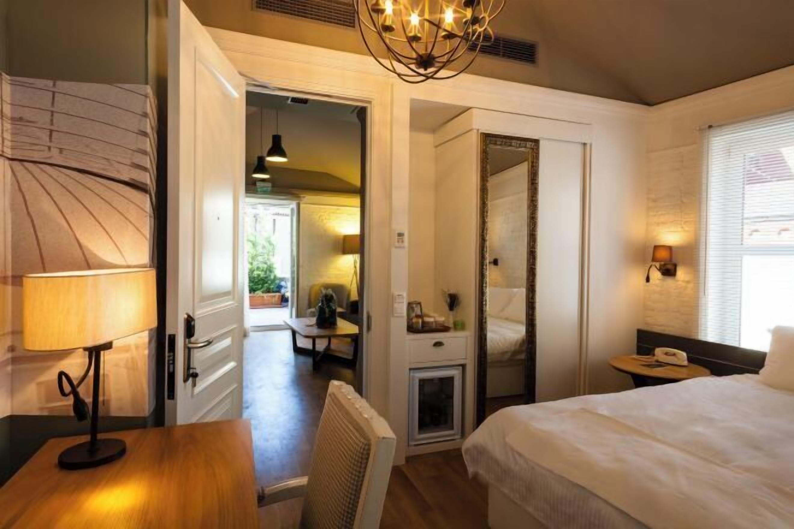 Premium bedding, in-room safe, desk, laptop workspace