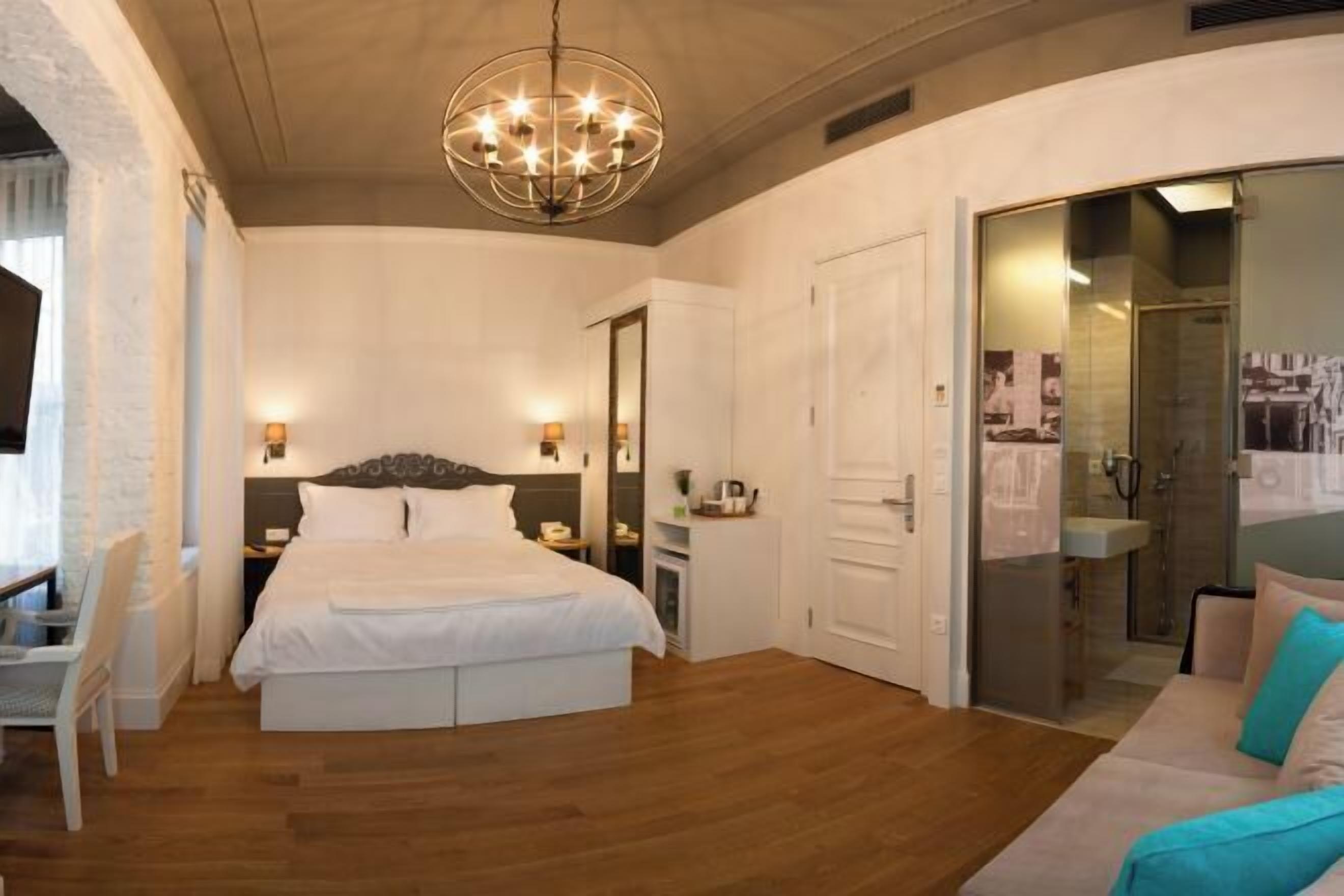 Premium bedding, in-room safe, desk, laptop workspace