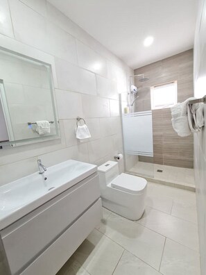 Shower - Cozy 2-bdrm home close to beaches and attractions (Noord)