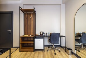 Kamar Single Deluks | Seprai premium, minibar, meja kerja, dan ruang kerja ramah laptop