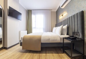 Chambre Simple Deluxe | Literie de qualité supérieure, minibar, bureau