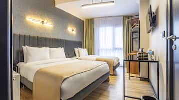 Deluxe-Dreibettzimmer | Hochwertige Bettwaren, Minibar, Schreibtisch