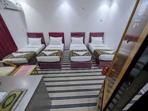 Chambre quadruple de base, 4 chambres | Accès au Wi-Fi (inclus)