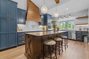 Fridge, microwave, oven, stovetop - Golf Front, Putting Green, Tree Top Views (Hot Springs Village)