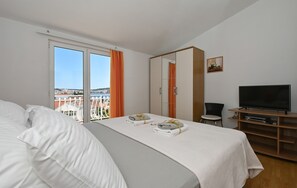 3 bedrooms, iron/ironing board, travel cot, free WiFi