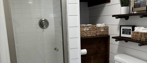 Dusche, Haartrockner, Handtücher, Seife