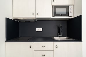 Fridge, microwave, oven, dishwasher - apartamentos reformados en madrid rio alquiler temporal (Madrid)