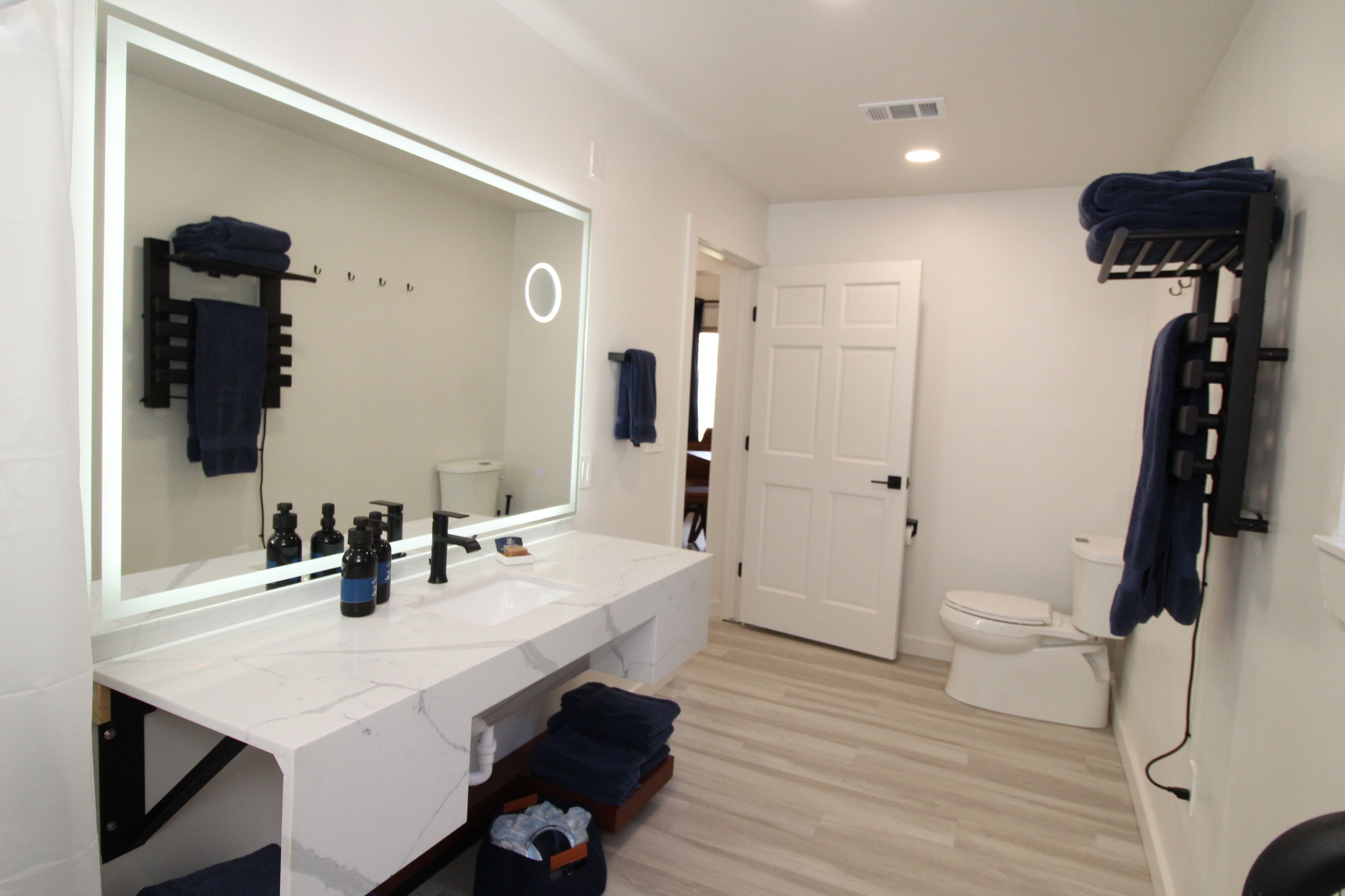 Executive-Ferienhütte | Badezimmer | Designer-Toilettenartikel, Haartrockner, Bademäntel, Handtücher