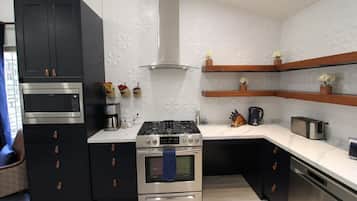 Executive Cabin | Private kitchen | Full-size fridge, microwave, oven, stovetop
