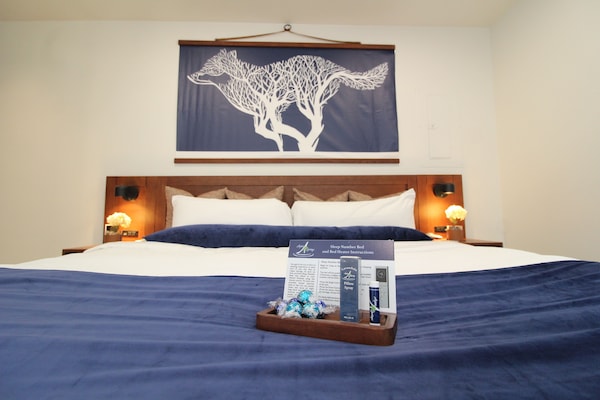 Executive Cabin | Premium bedding, down comforters, Select Comfort beds, desk
