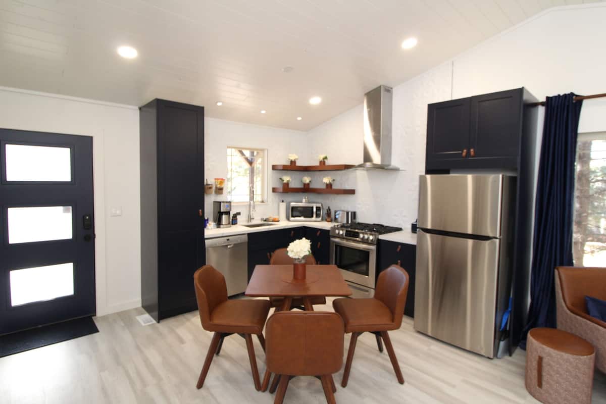 Full-size fridge, microwave, oven, stovetop