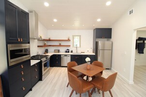 行政小屋 | 私人厨房 | 大冰箱、微波炉、烤箱、炉灶