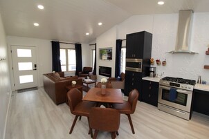 Executive Cabin | Dapur peribadi | Peti sejuk/penyejuk beku saiz penuh, ketuhar gelombang mikro, ketuhar 