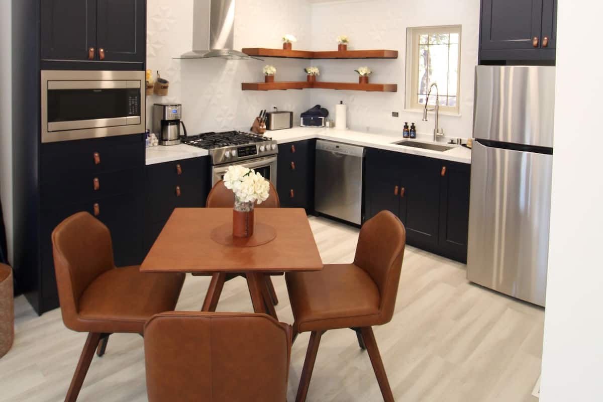 Full-size fridge, microwave, oven, stovetop