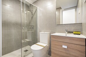 Shower, hair dryer, towels - apartamento reformado en madrid rio de alquiler temporal (Madrid)