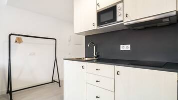 Een koelkast, een magnetron, een oven, een vaatwasser