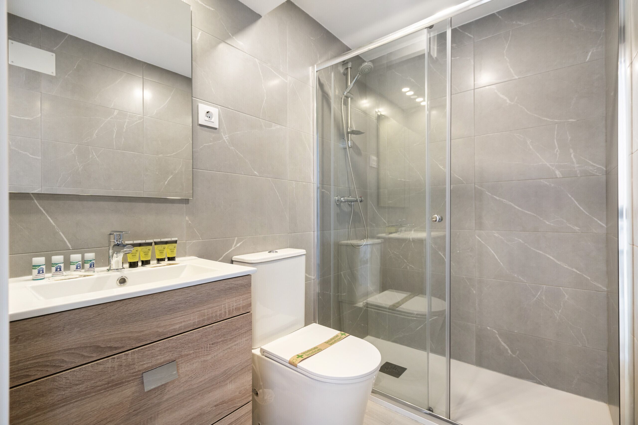 Douche, sèche-cheveux, serviettes fournies