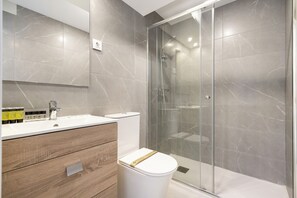 Douche, sĂšche-cheveux, serviettes fournies