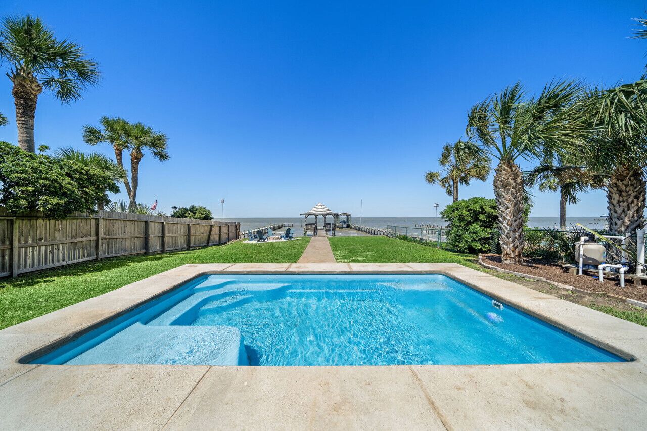 Huge bayfront home with spectacular private pool, fishing pier and fire
