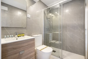 Shower, hair dryer, towels