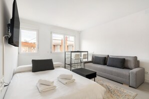 StrykjÀrn/strykbrÀda, gratis wi-fi och sÀngklÀder