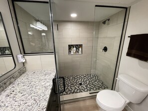 Dusche, Haartrockner, Handtücher, Seife