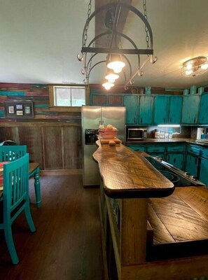 Fridge, microwave, oven, stovetop - Secluded cabin adjoins Mark Twain National Forest (Dora)