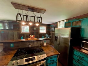 Réfrigérateur, four à micro-ondes, un four, surface de cuisson