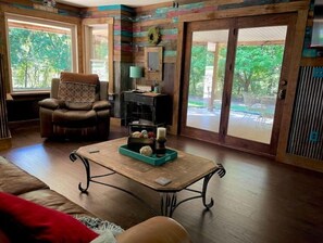 TV - Secluded cabin adjoins Mark Twain National Forest (Dora)