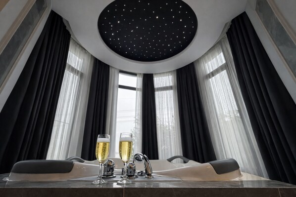 Honeymoon Room, Bathtub | Jetted bathtub - D Twins Airport Hotel (Arnavutköy)