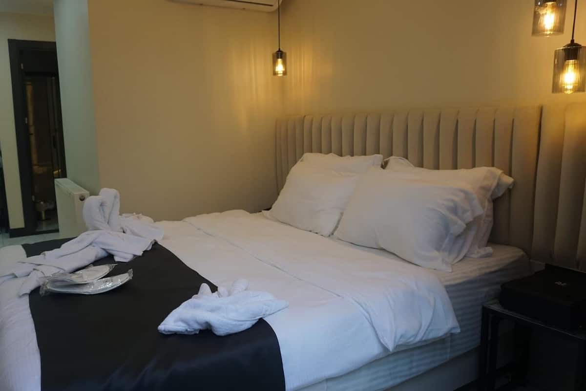 1 slaapkamer, luxe beddengoed, een bureau, een laptopwerkplek