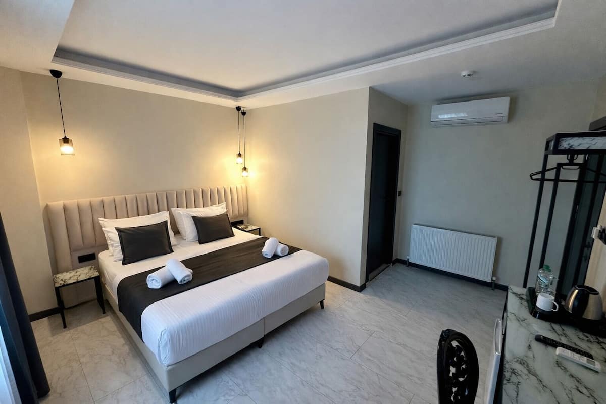 Sängtillbehör av högsta kvalitet, minibar och skrivbord