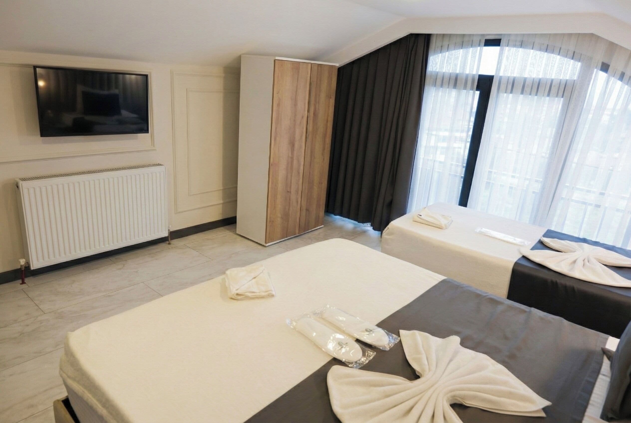 Deluxe Triple Room | Premium bedding, minibar, desk, laptop workspace