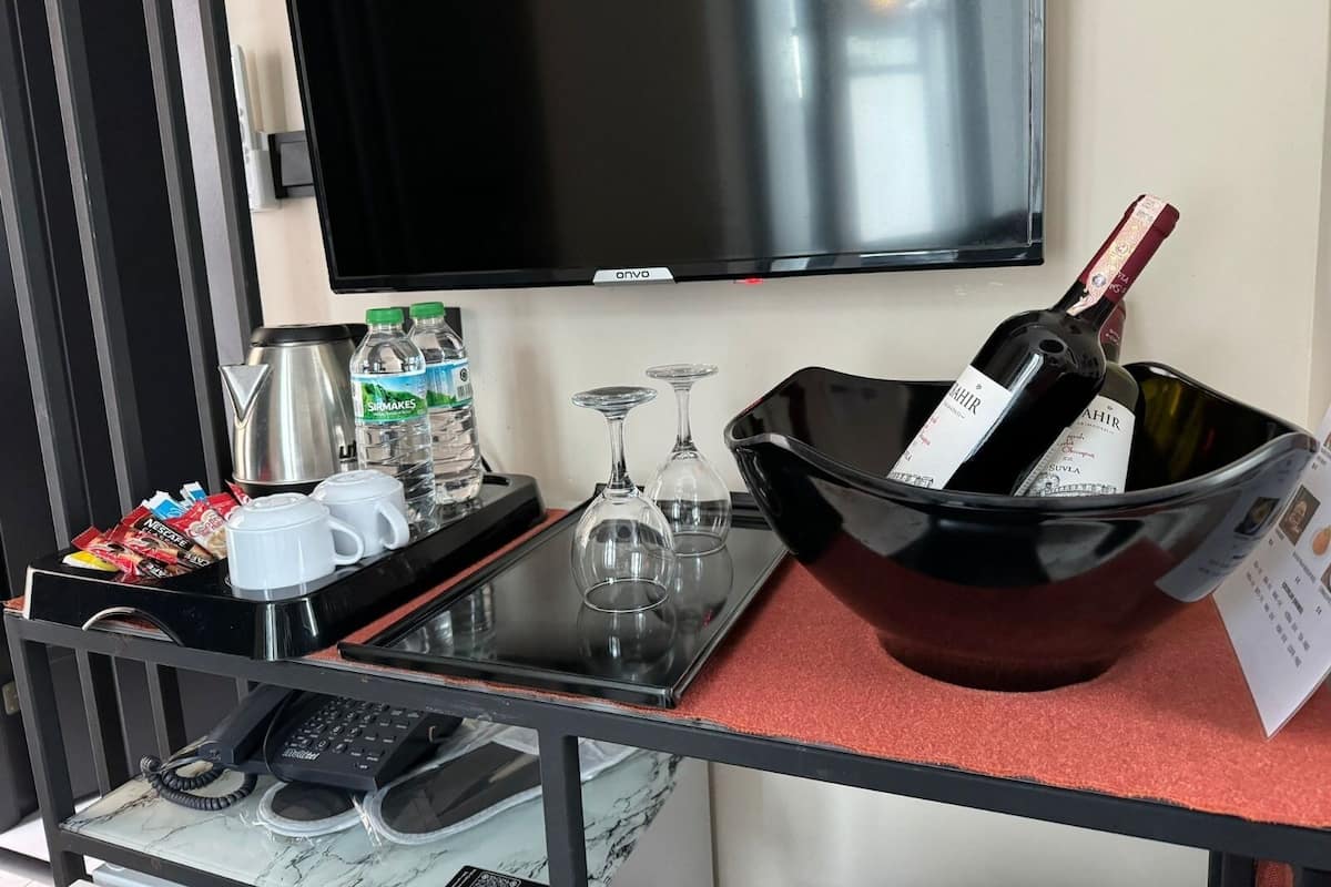 Sängtillbehör av högsta kvalitet, minibar och skrivbord