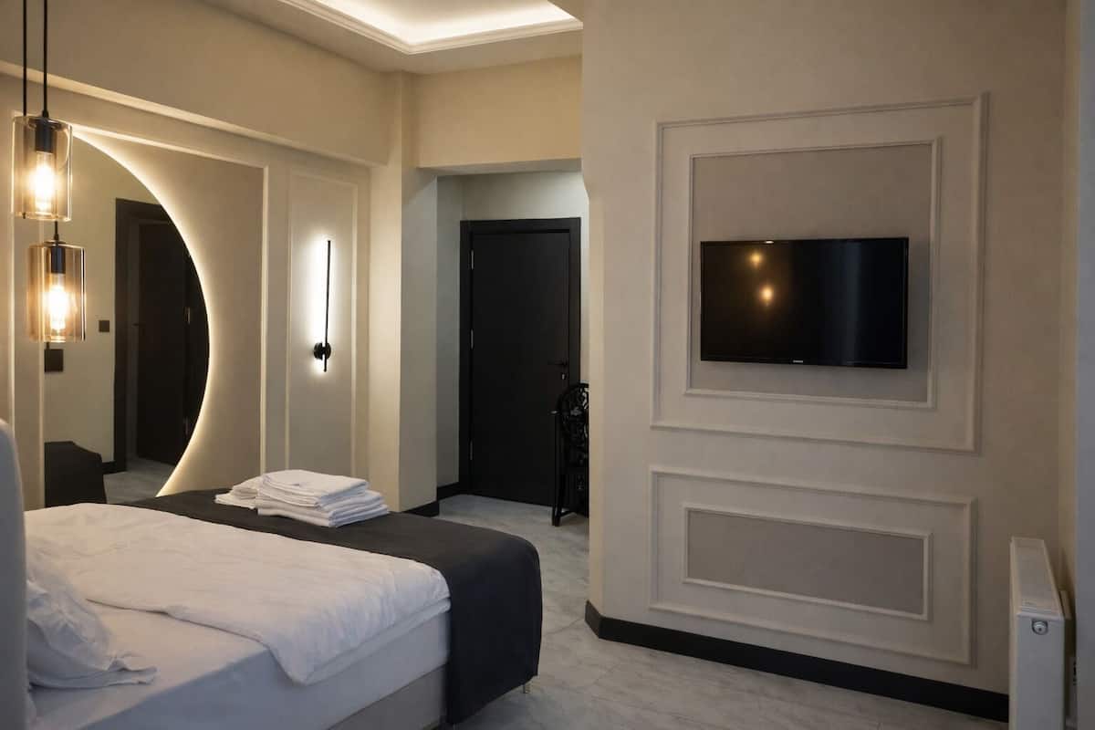 Sängtillbehör av högsta kvalitet, minibar och skrivbord