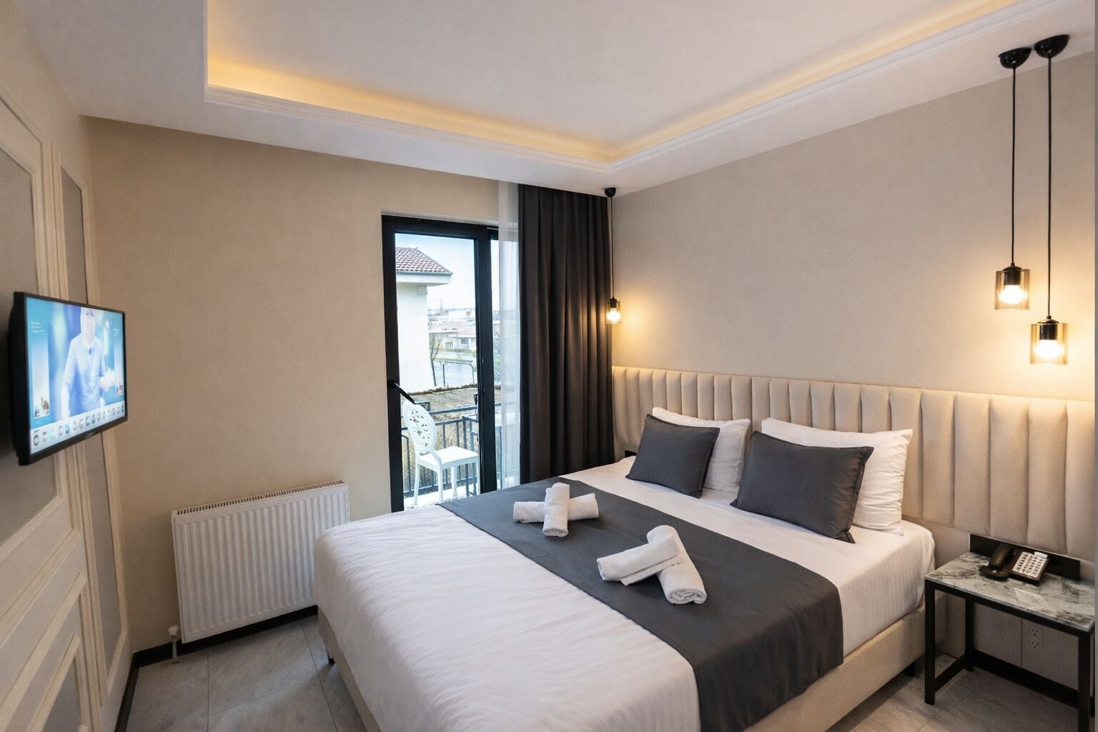 Deluxe enkelrum - balkong | Sängtillbehör av högsta kvalitet, minibar och skrivbord