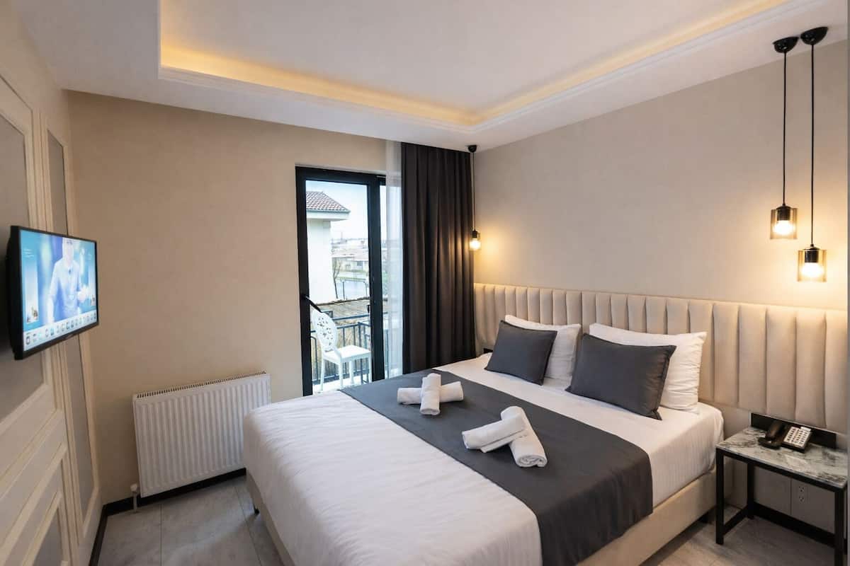 Deluxe enkelrum - balkong | Sängtillbehör av högsta kvalitet, minibar och skrivbord