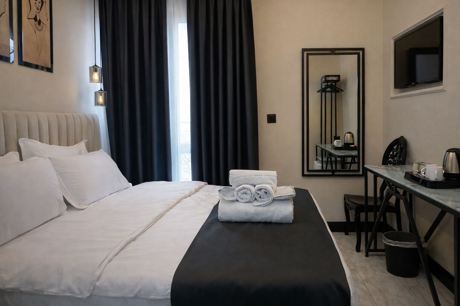 Economy dubbelrum | Sängtillbehör av högsta kvalitet, minibar och skrivbord